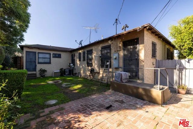 a view of a house with backyard and porch