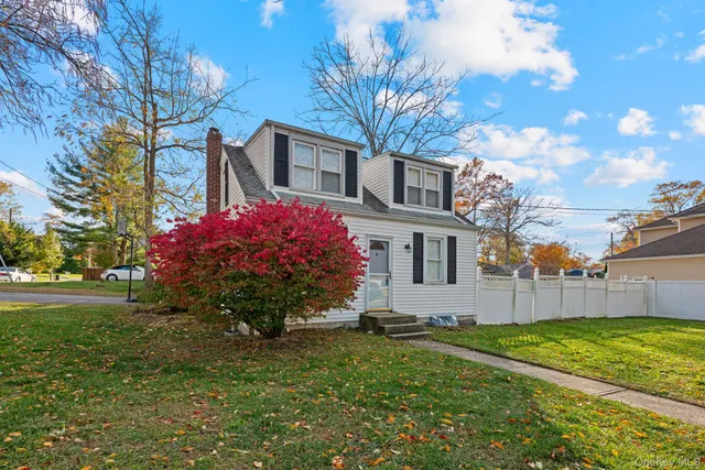 $600,000 | 28 Woodland Drive, Kings Park, NY 11754