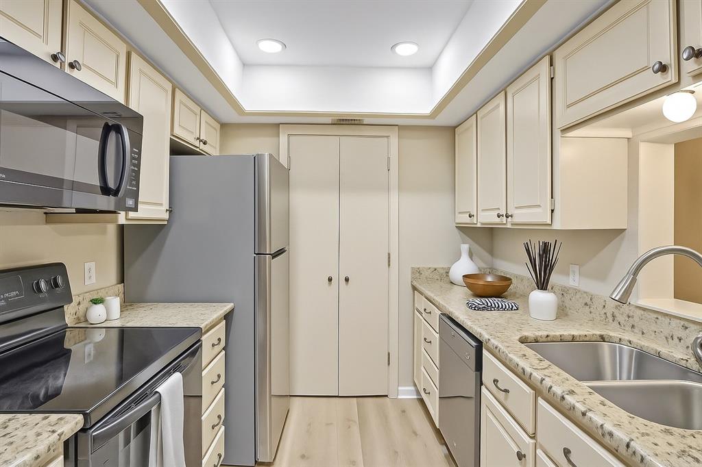 1118 Signal Ridge Place Rockwall, TX 75032 - Photo 6 of 33 a kitchen with stainless steel appliances granite countertop a sink stove and refrigerator