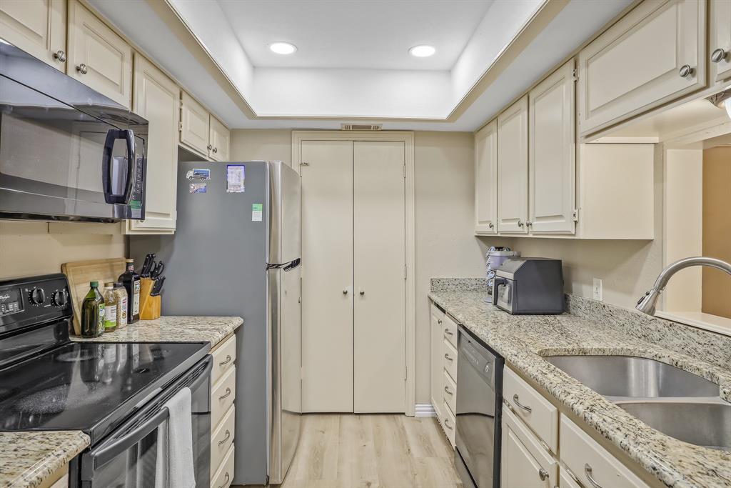 1118 Signal Ridge Place Rockwall, TX 75032 - Photo 7 of 33 a kitchen with stainless steel appliances granite countertop a sink stove and refrigerator