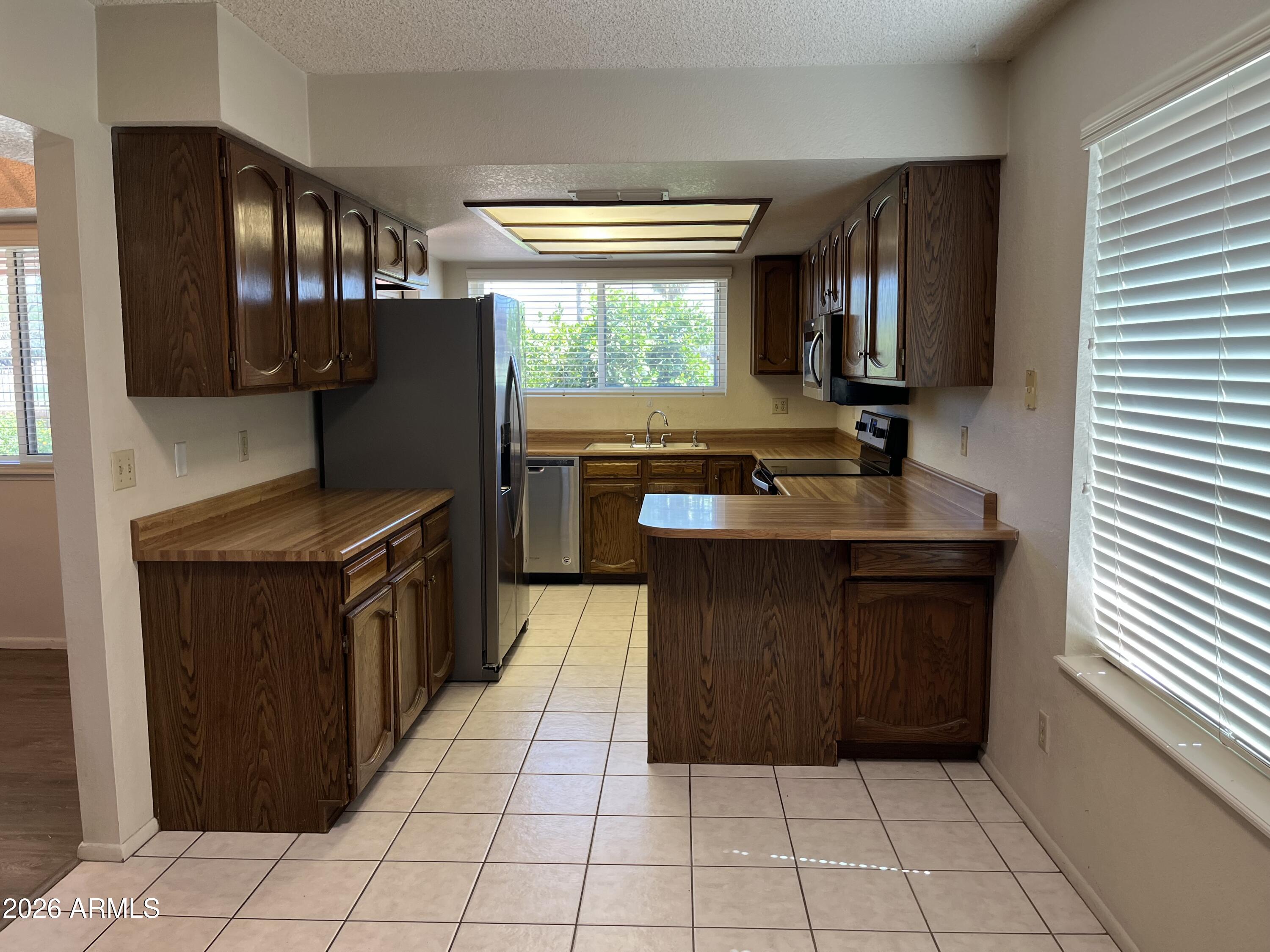 10624 West Griswold Road Peoria, AZ 85345 - Photo 8 of 28