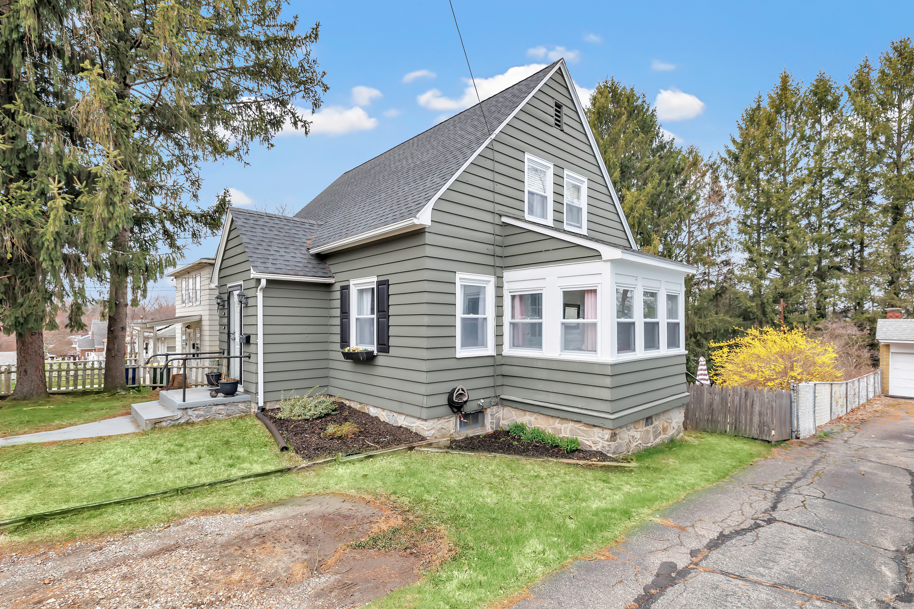 804 Washington Ave Extension Waterbury, CT 06708 - Photo 3 of 35 a front view of a house with a yard