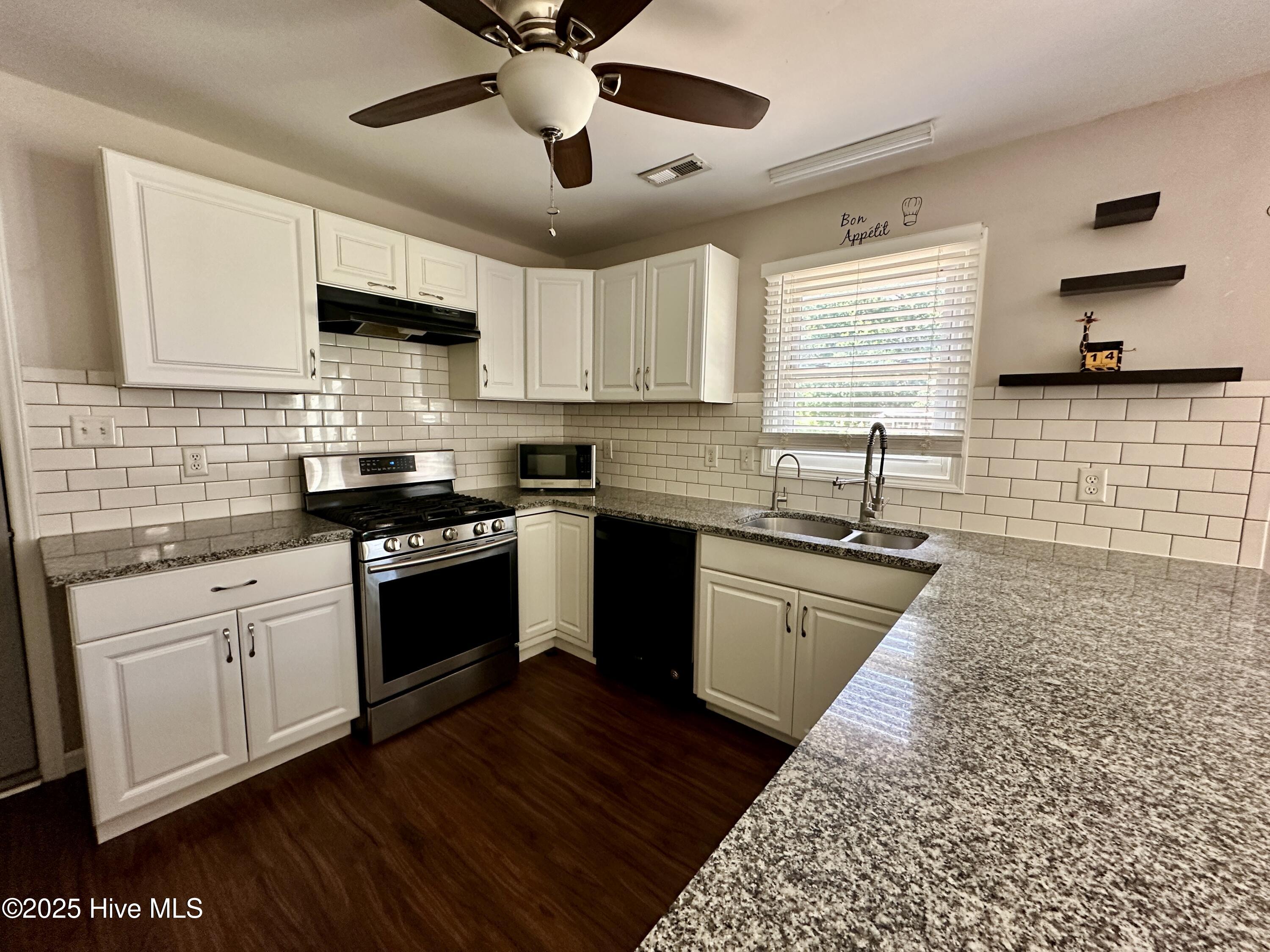 313 Deacon Court Havelock, NC 28532 - Photo 5 of 25 IMG_3129