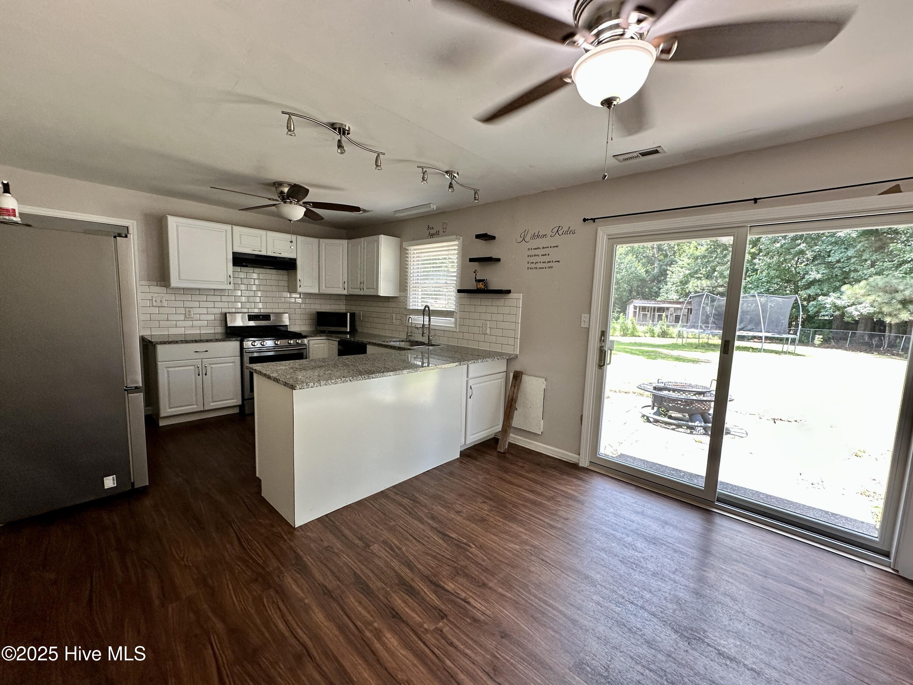 313 Deacon Court Havelock, NC 28532 - Photo 7 of 25 IMG_3131