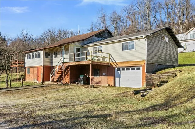 a view of a house with yard and roof