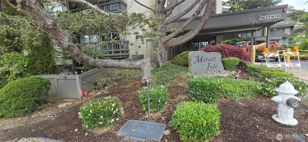$1,950 | 2500 81st Avenue Southeast, Unit 103, Mercer Island, WA 98040