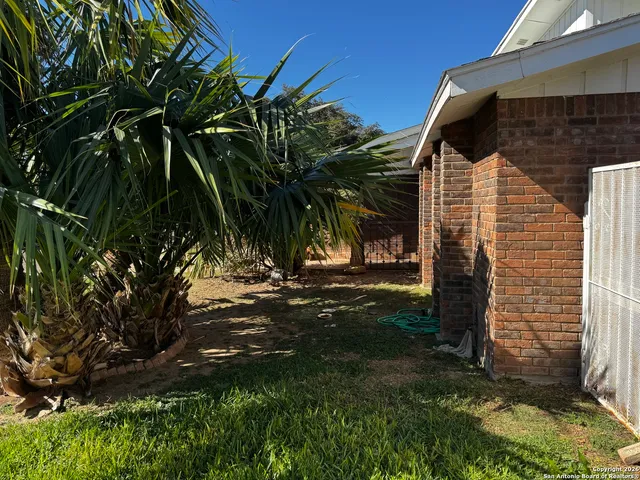 a view of back yard of the house