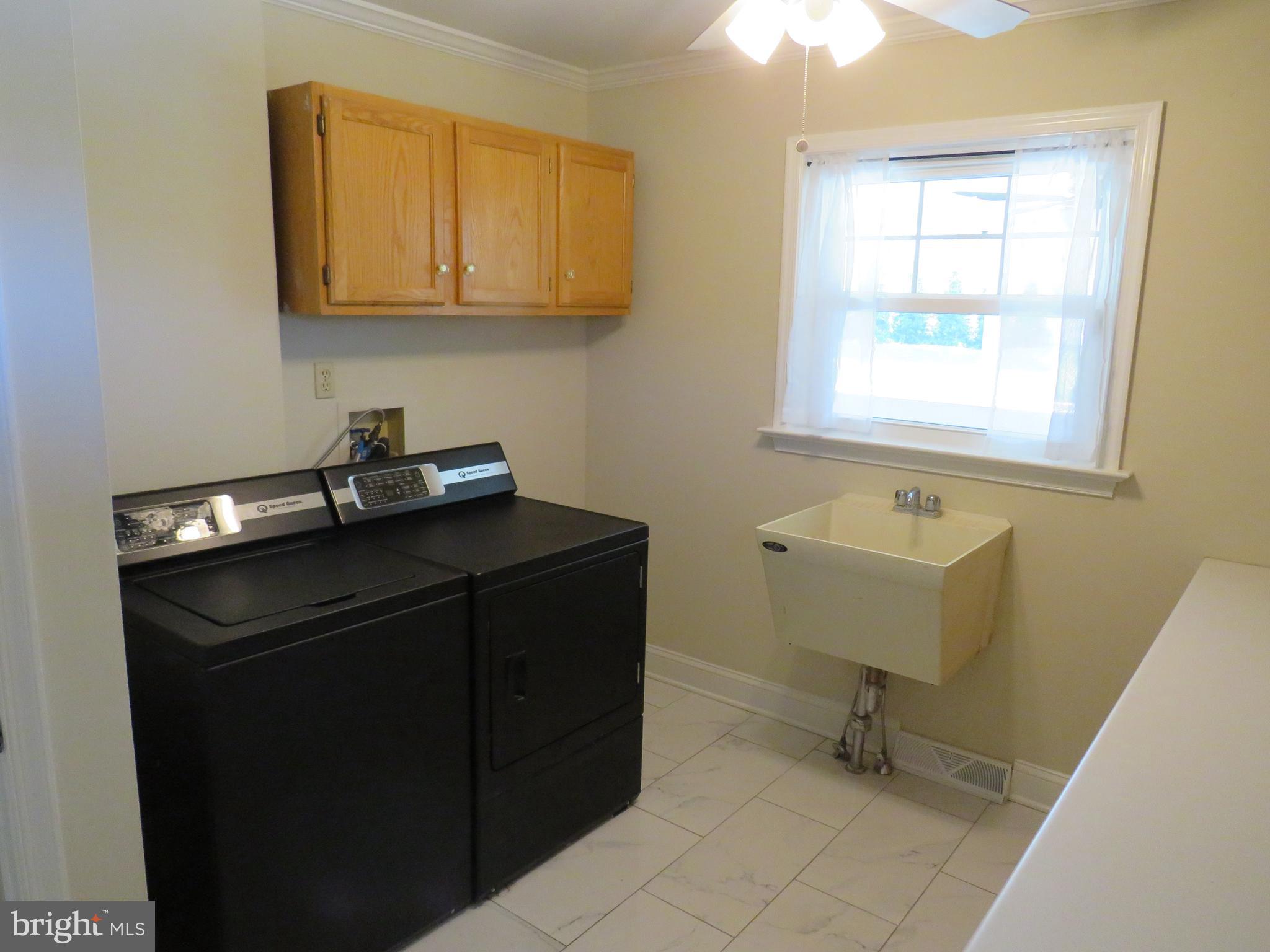 10 Spring Hill Road Perkasie, PA 18944 - Photo 28 of 74 LR off the kitchen and opens to screened patio