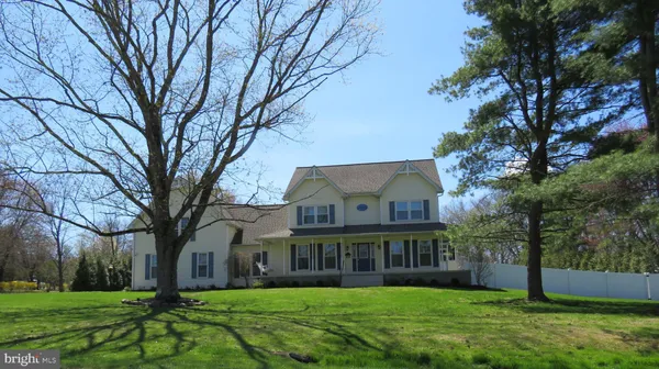 a view of house with a yard