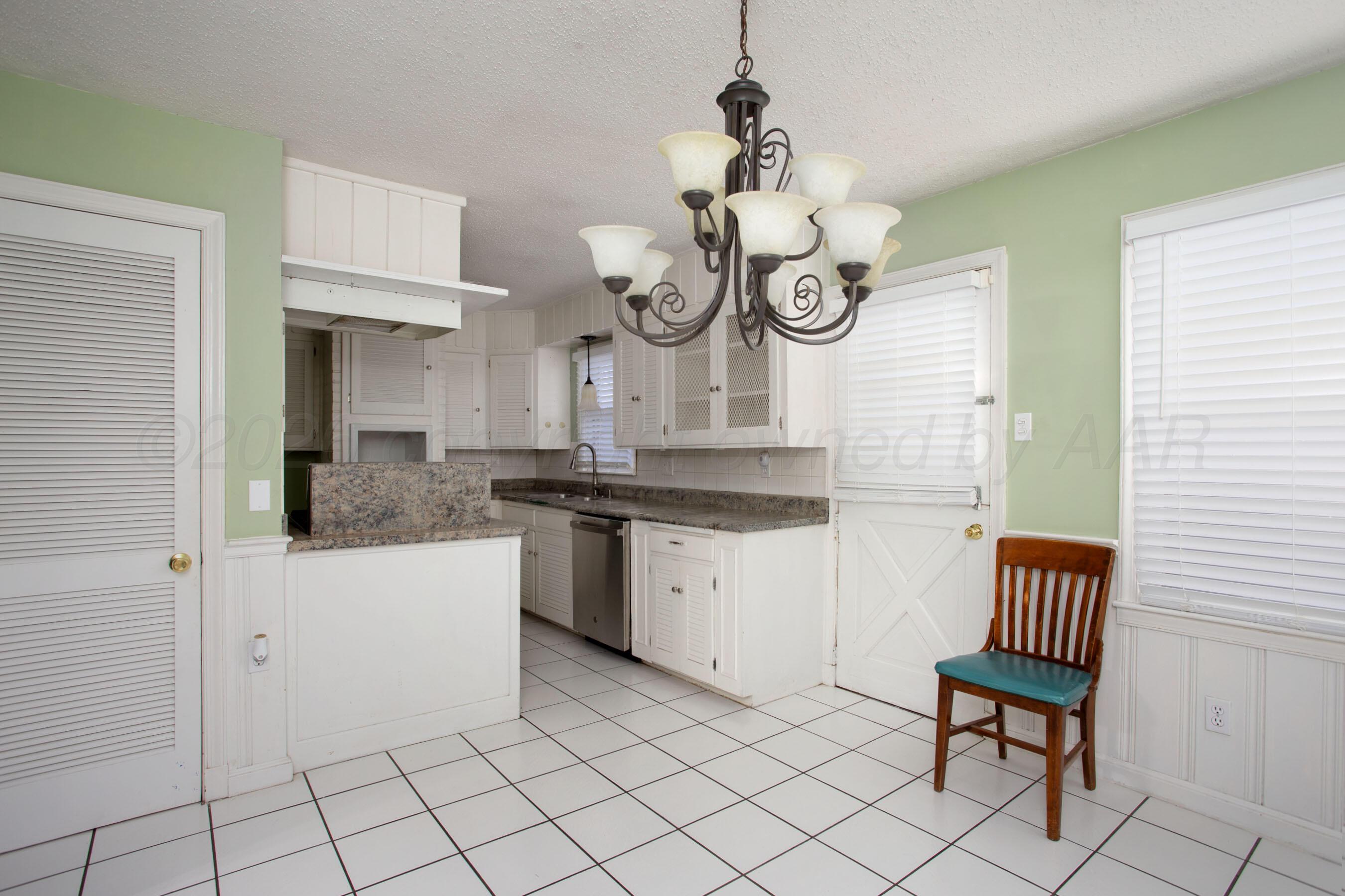 4301 South Fannin Street Amarillo, TX 79110 - Photo 7 of 25 Dining/Kitchen