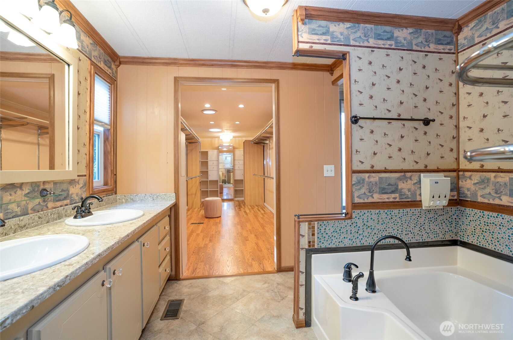 33507 43rd Avenue Southwest Federal Way, WA 98023 - Photo 27 of 40 a bathroom with a tub sink and mirror