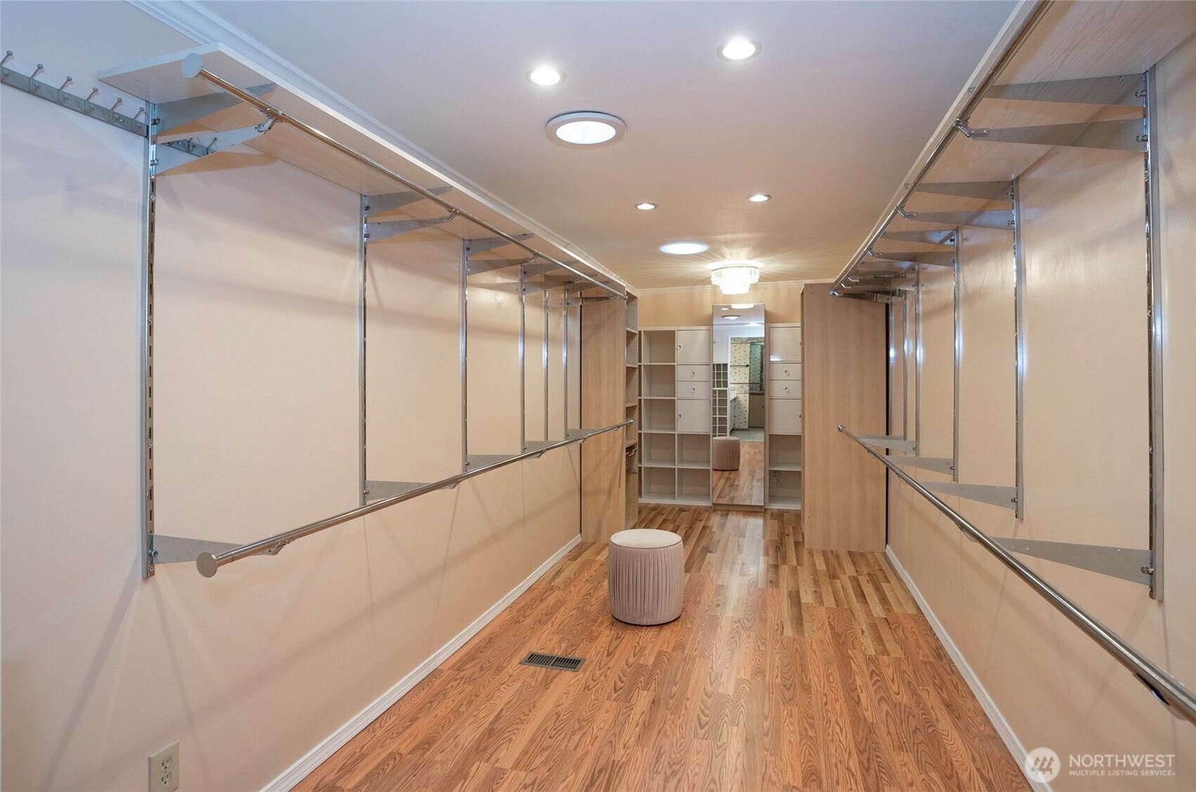33507 43rd Avenue Southwest Federal Way, WA 98023 - Photo 29 of 40 a bathroom with a bathtub and a shower