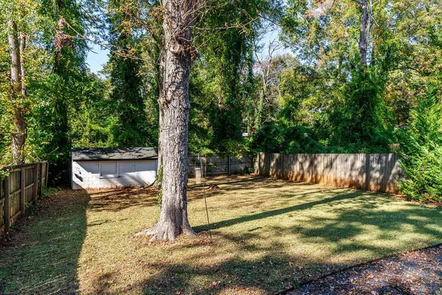 a view of a backyard