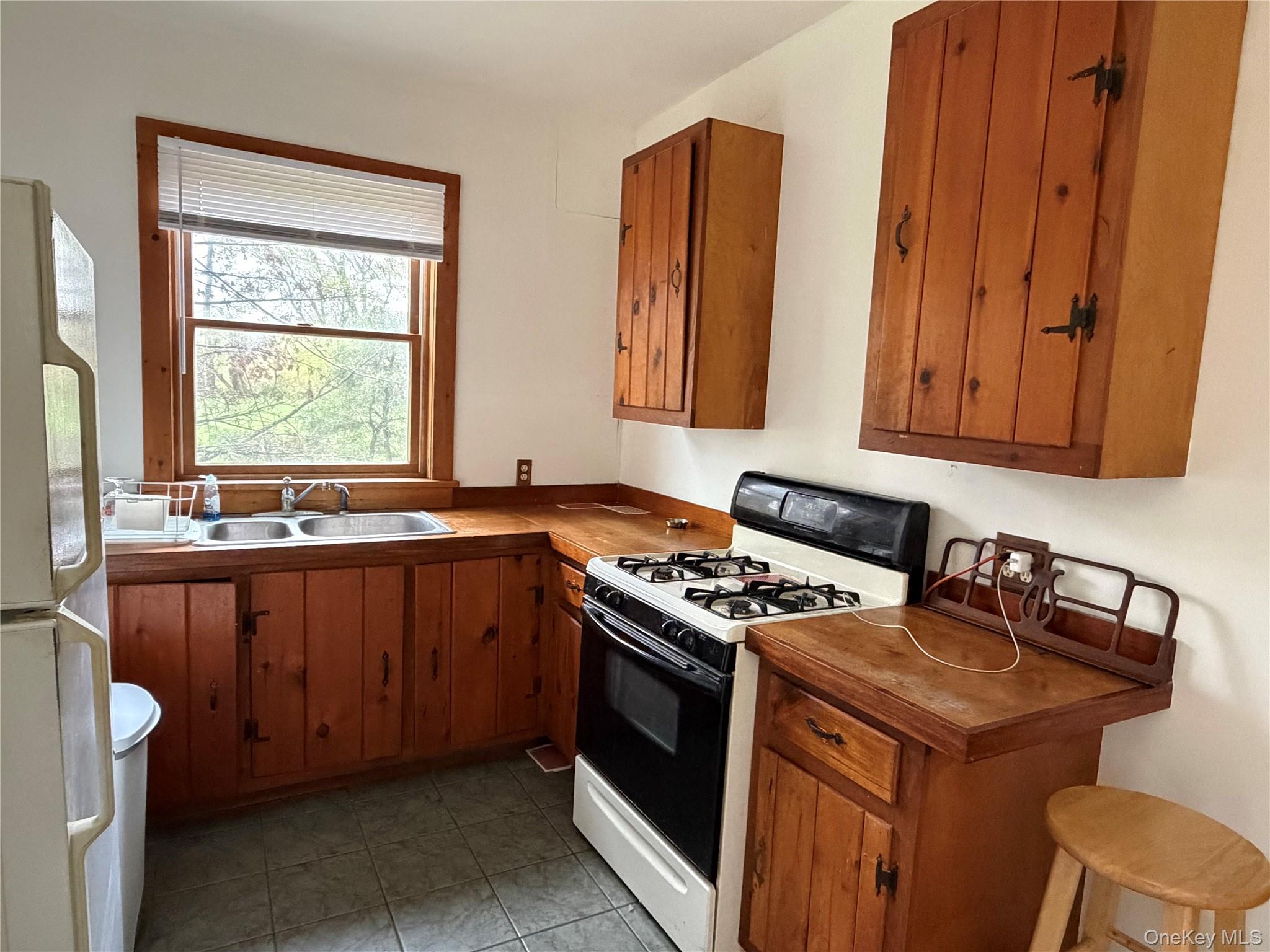 1538 Albany Post Road Wallkill, NY 12589 - Photo 3 of 5