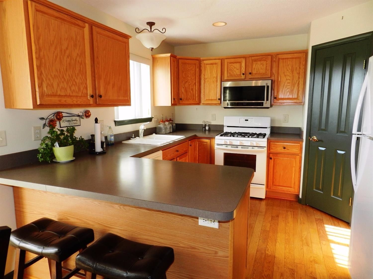48073 Hull Road Belleville, MI 48111 - Photo 8 of 10 Kitchen