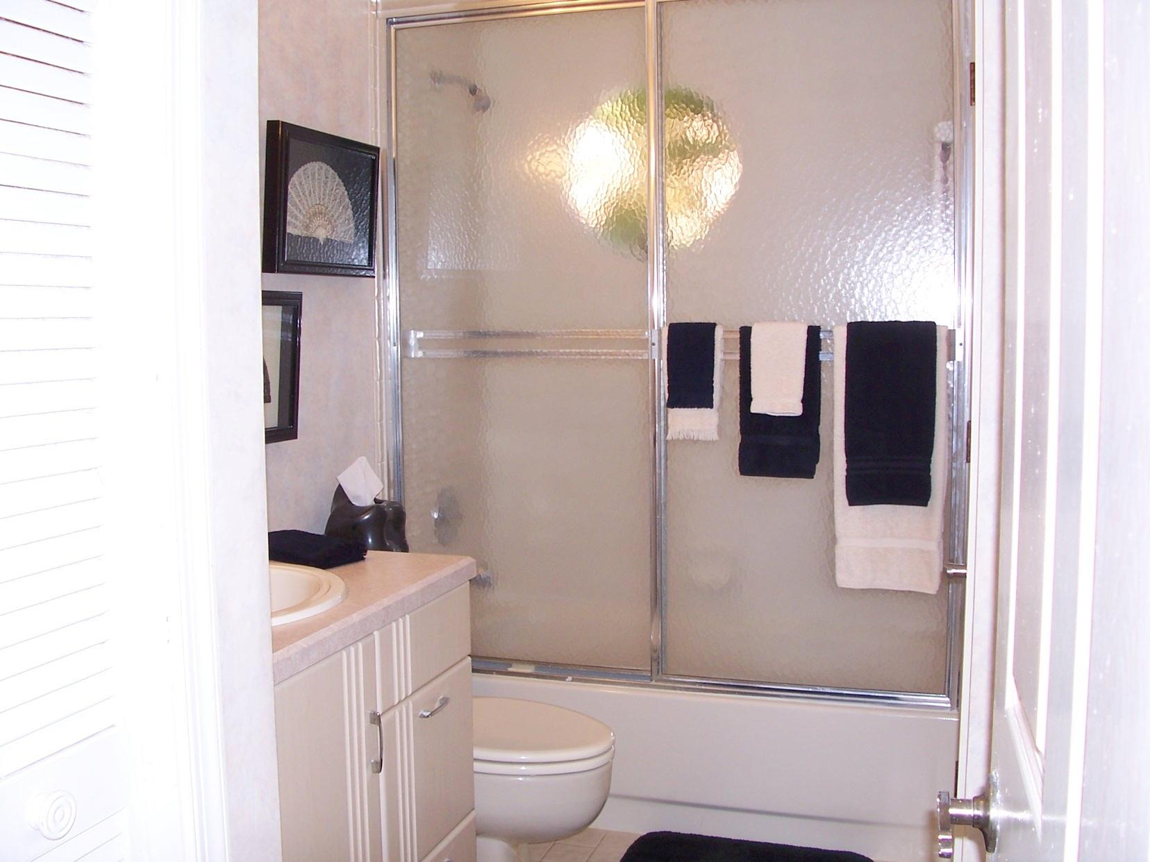 7908 Seville Place, Unit 1701 Boca Raton, FL 33433 - Photo 17 of 23 Guest bath