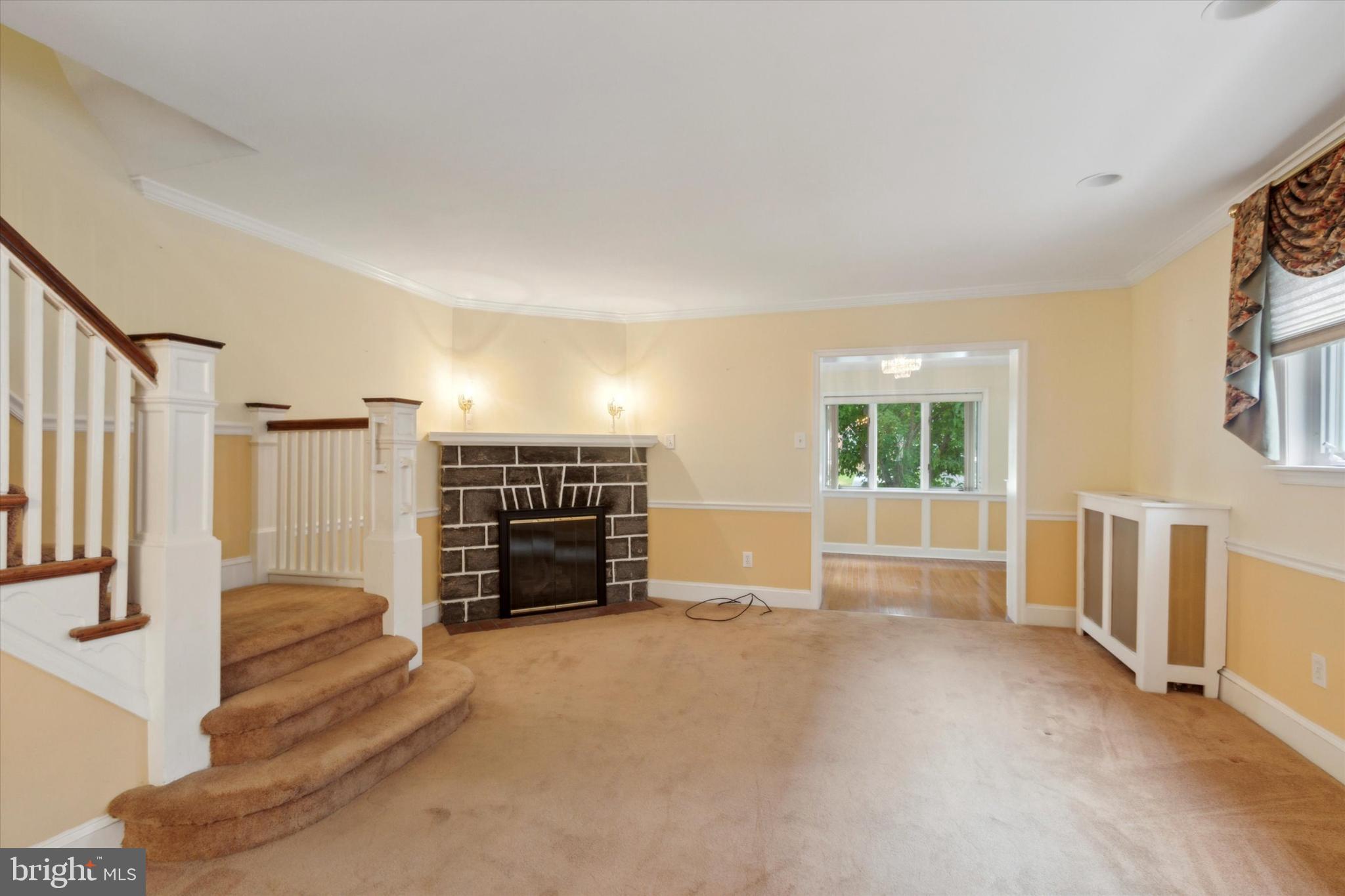 27 Wayne Avenue Springfield, PA 19064 - Photo 5 of 25 Living Room/Fireplace