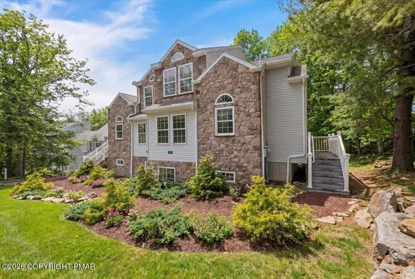 $604,000 | 12 Beechwood Road, Lake Harmony, PA 18624
