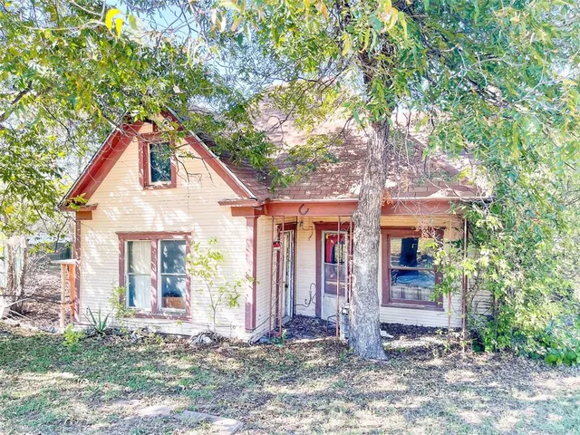 a front view of house with yard