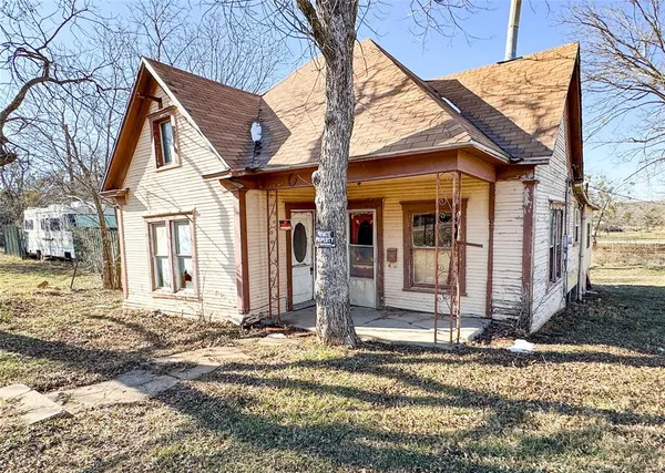 a view of a house with small yard