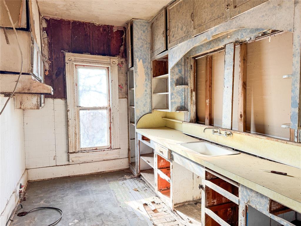 306 West 3rd Street Cisco, TX 76437 - Photo 12 of 35