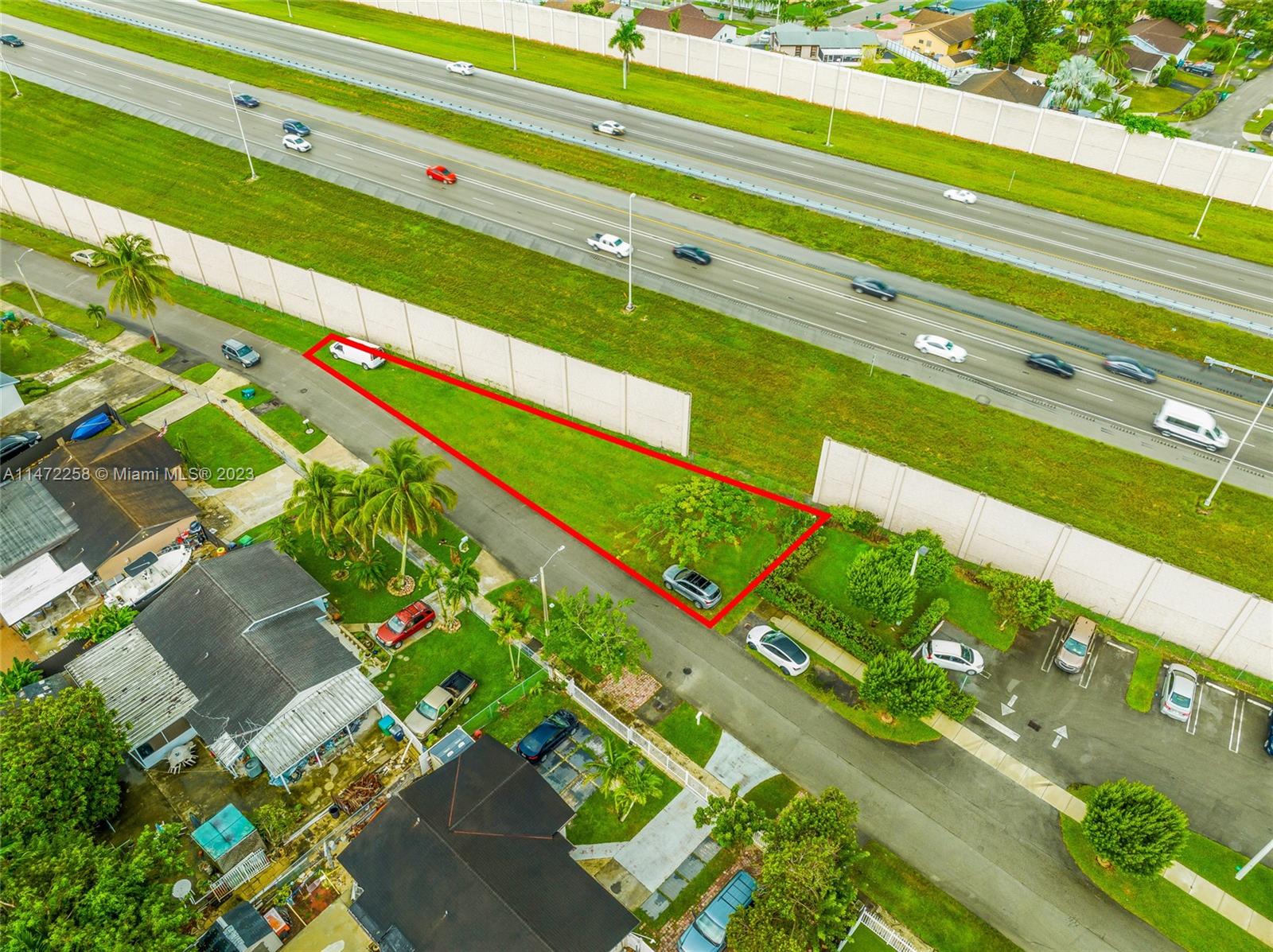 256 Sw Street Homestead, FL 33032 - Photo 3 of 12 a view of a garden