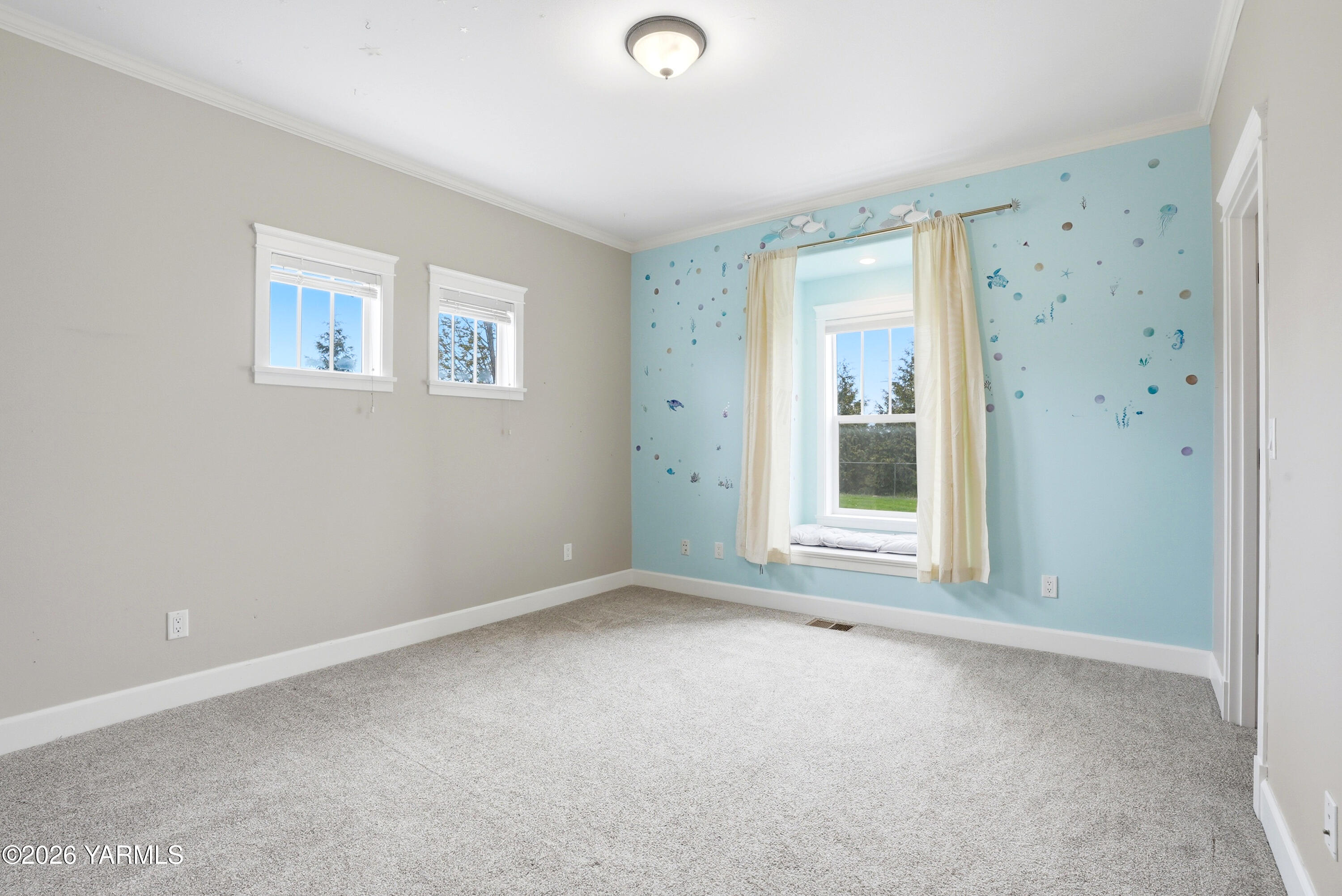 230 Albro Road Sunnyside, WA 98944 - Photo 28 of 46 a view of an empty room with a window