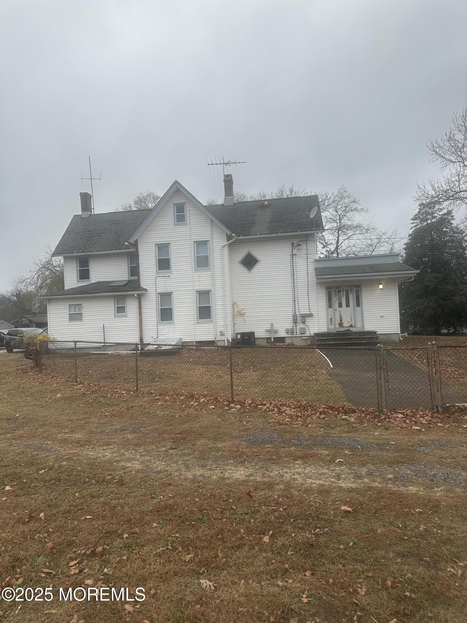 a view of a house with a backyard