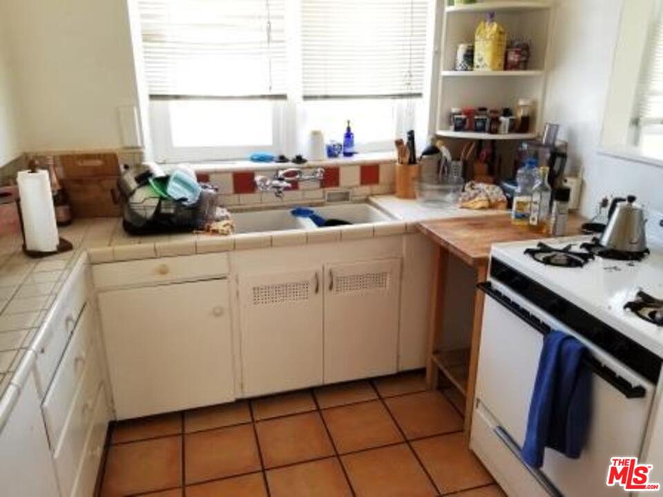 2019 Preuss Road Los Angeles, CA 90034 - Photo 8 of 13 Gallery Image 8