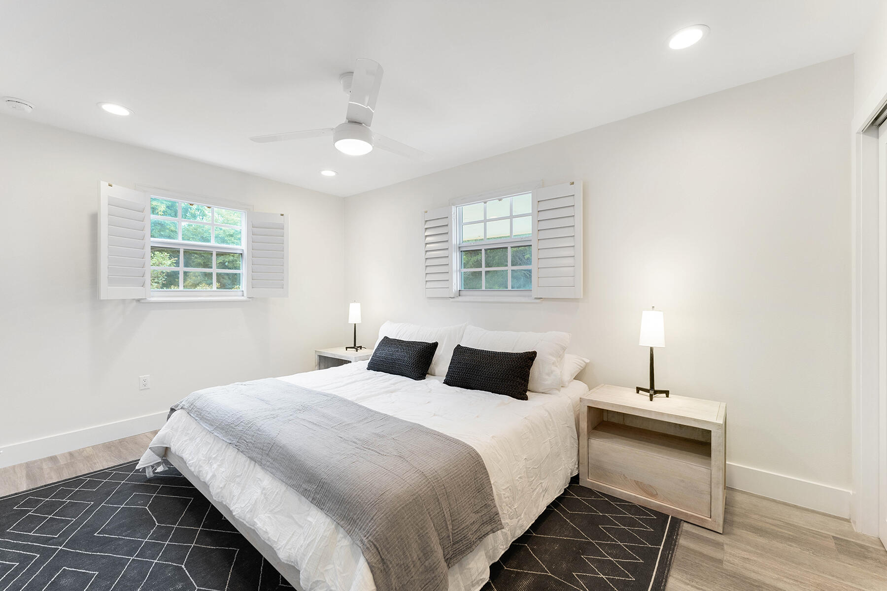 102 South Drive Key Largo, FL 33037 - Photo 10 of 26 a bedroom with bed and a window