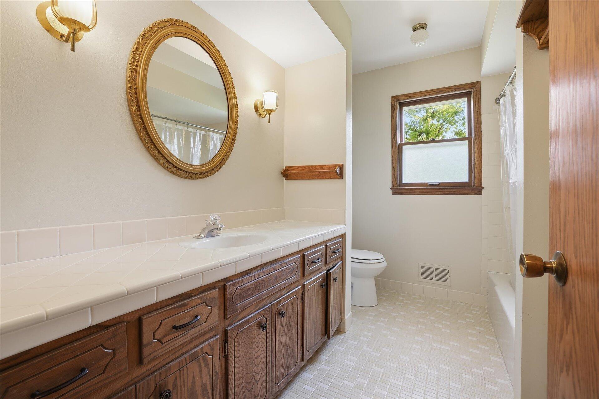 14235 West Maylore Drive New Berlin, WI 53151 - Photo 23 of 40 Main Full Bathroom