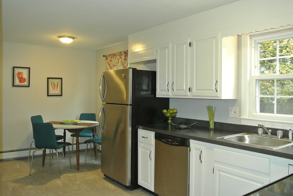 27 Harding Street Chicopee, MA 01013 - Photo 2 of 24 Gallery Image 2