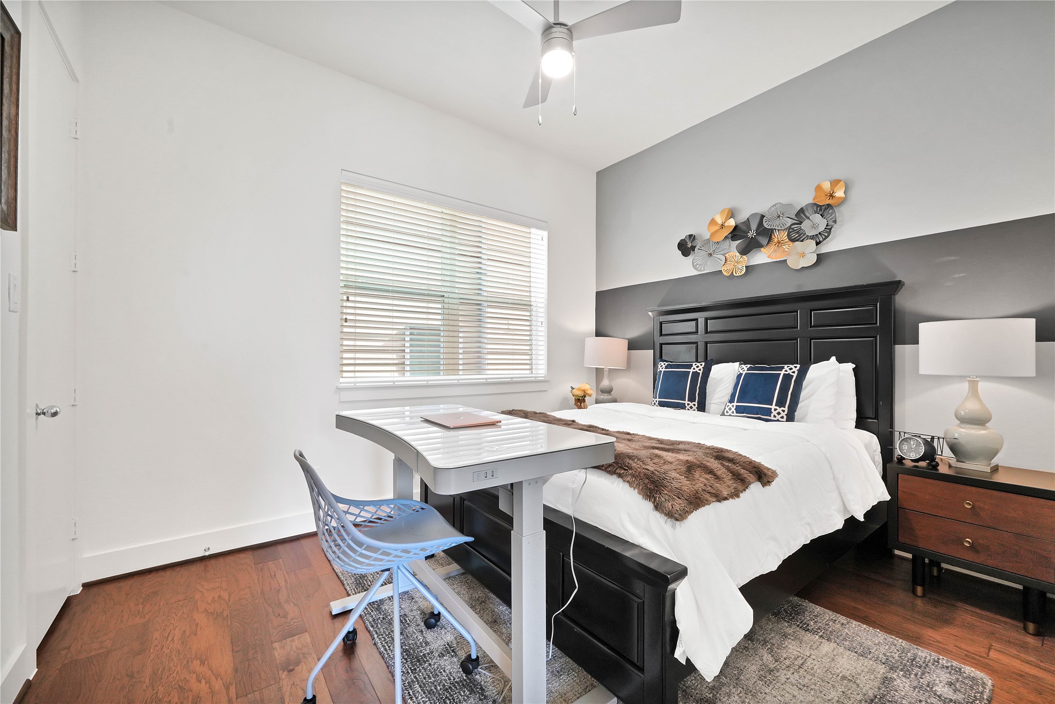 2916 Cline Street Houston, TX 77020 - Photo 9 of 19 a bedroom that has a bed and a table in it