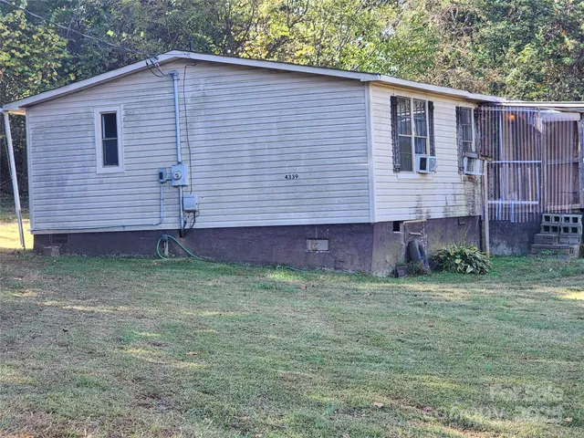 a view of a small house and yard