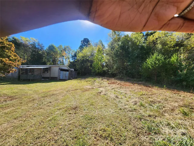 a view of a backyard
