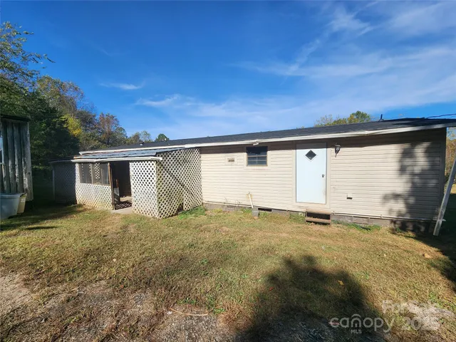 a view of a house with a backyard