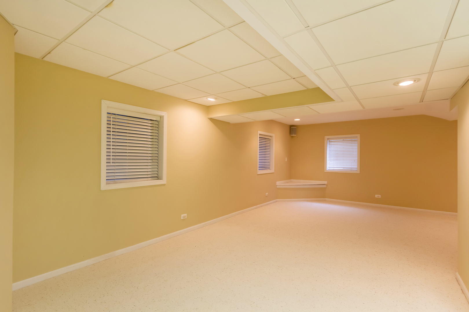 Undisclosed Address Schaumburg, IL 60193 - Photo 27 of 32