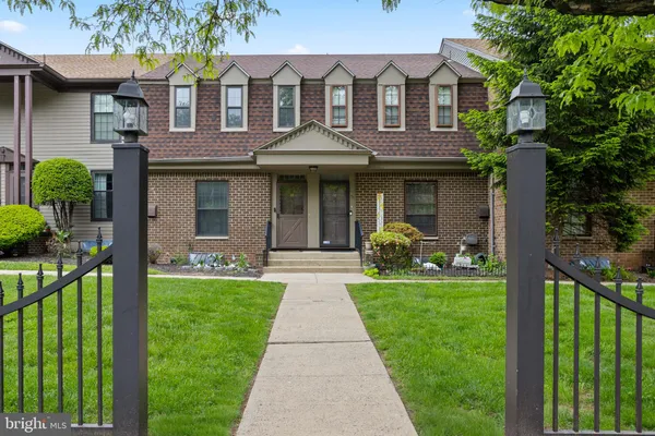 $375,000 | 323 Gill Lane, Iselin, NJ 08830