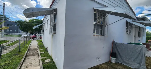 a view of a house with backyard