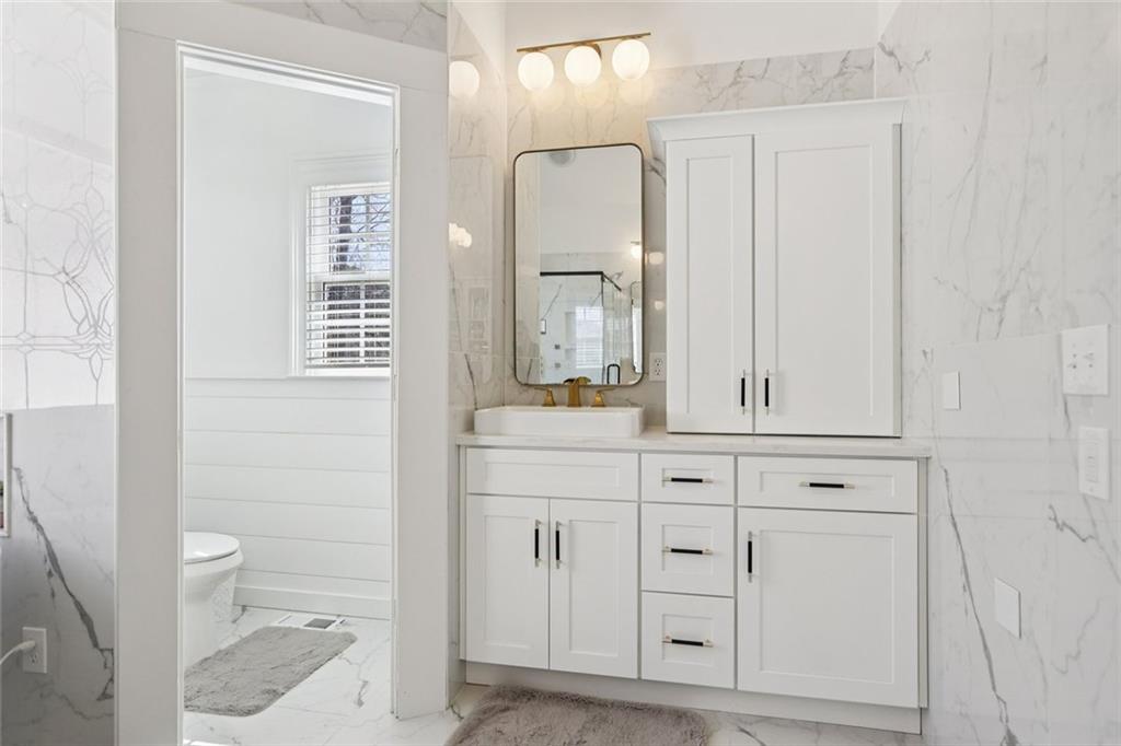 640 Ivy Lea Drive Southeast Lawrenceville, GA 30045 - Photo 30 of 79 a bathroom with a toilet a sink a vanity and mirror