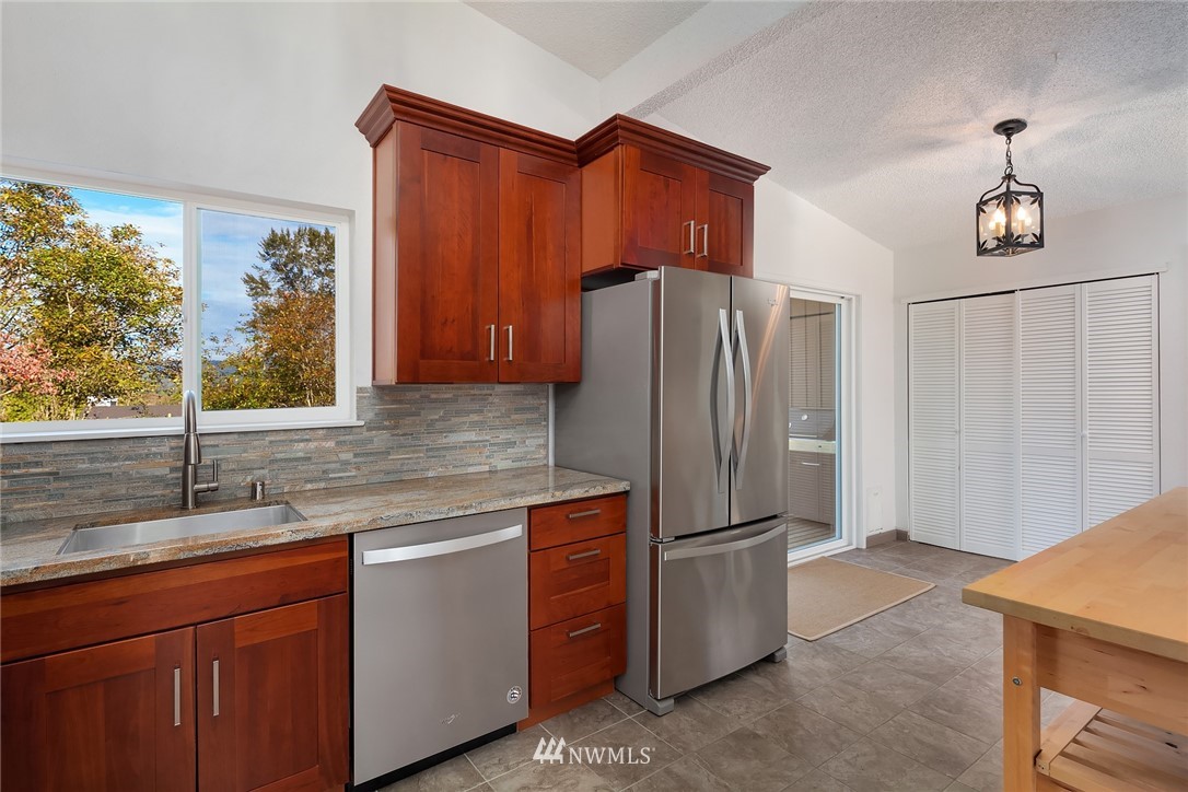 1732 Beacon Way Southeast Renton, WA 98058 - Photo 11 of 30 Gallery Image 11