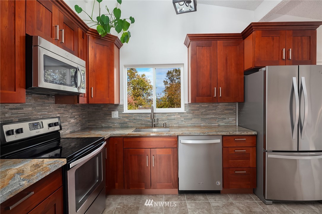 1732 Beacon Way Southeast Renton, WA 98058 - Photo 10 of 30 Gallery Image 10