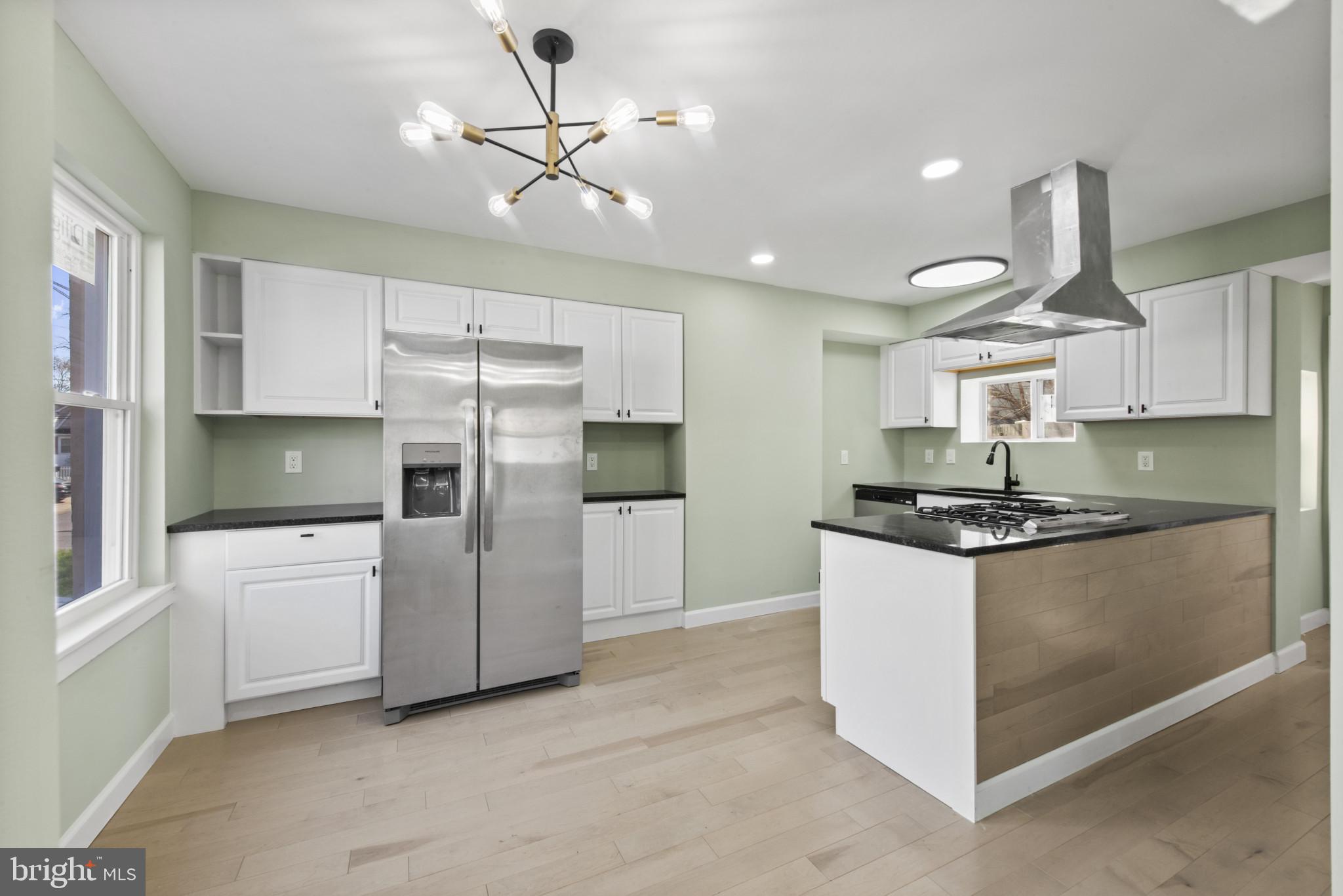 5 Bayship Road Dundalk, MD 21222 - Photo 7 of 32 Expansive kitchen