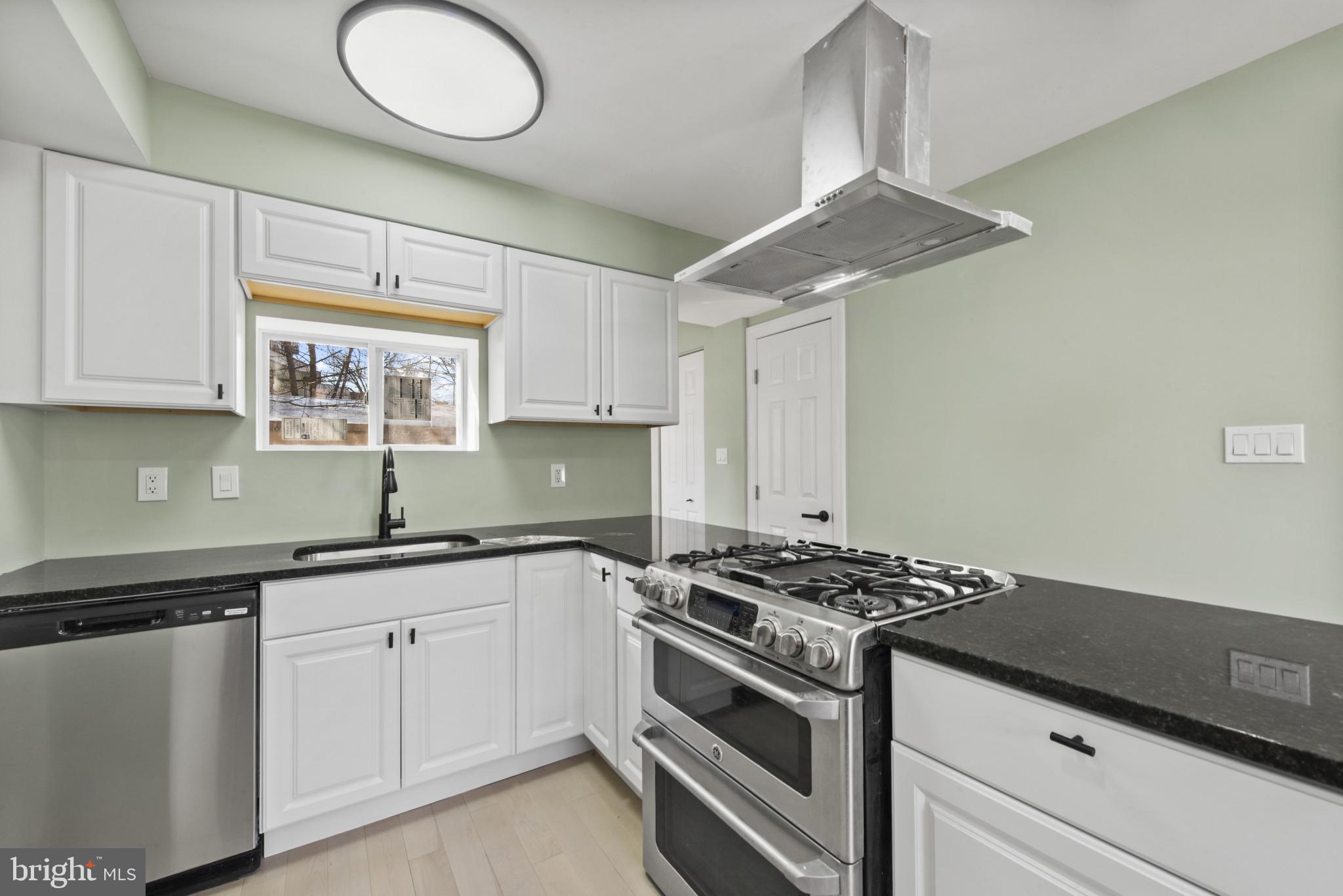 5 Bayship Road Dundalk, MD 21222 - Photo 10 of 32 Double oven and stainless appliances