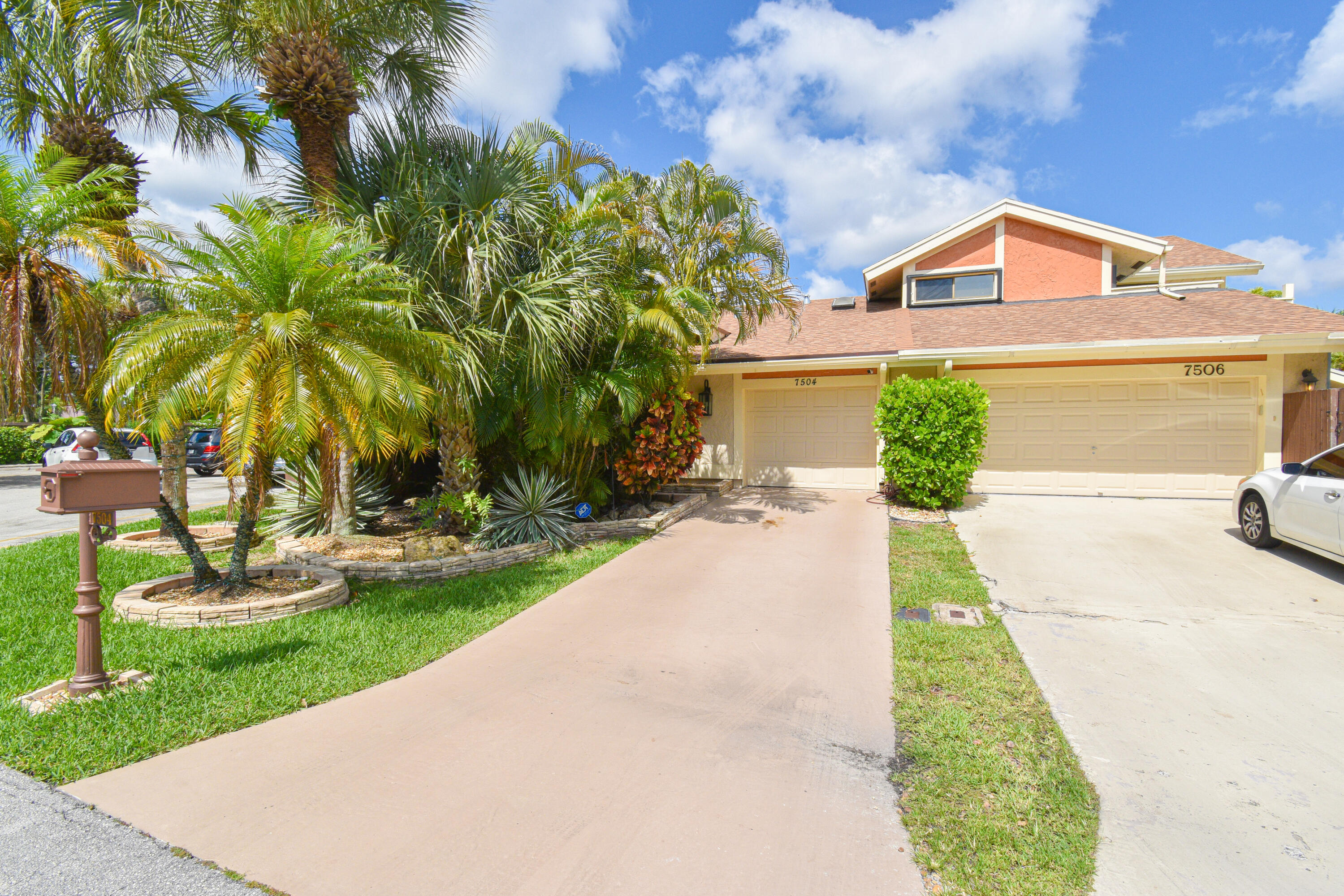 7504 Sierra Drive East Boca Raton, FL 33433 - Photo 3 of 52 467BD5D3-8C2D-4E23-AF2B-803001A494F9