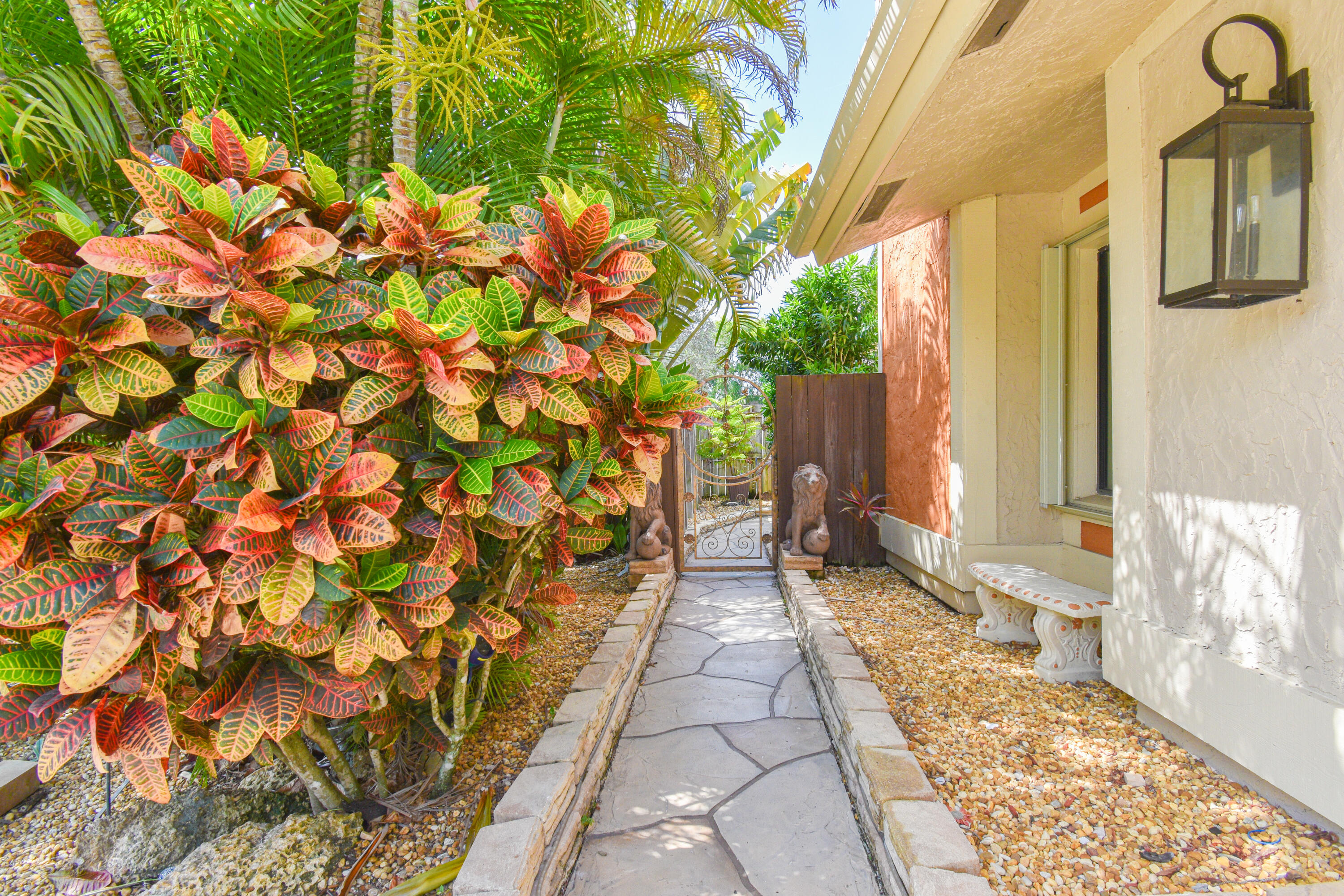 7504 Sierra Drive East Boca Raton, FL 33433 - Photo 4 of 52 00FE2261-6495-4032-B8F5-047B353B0850