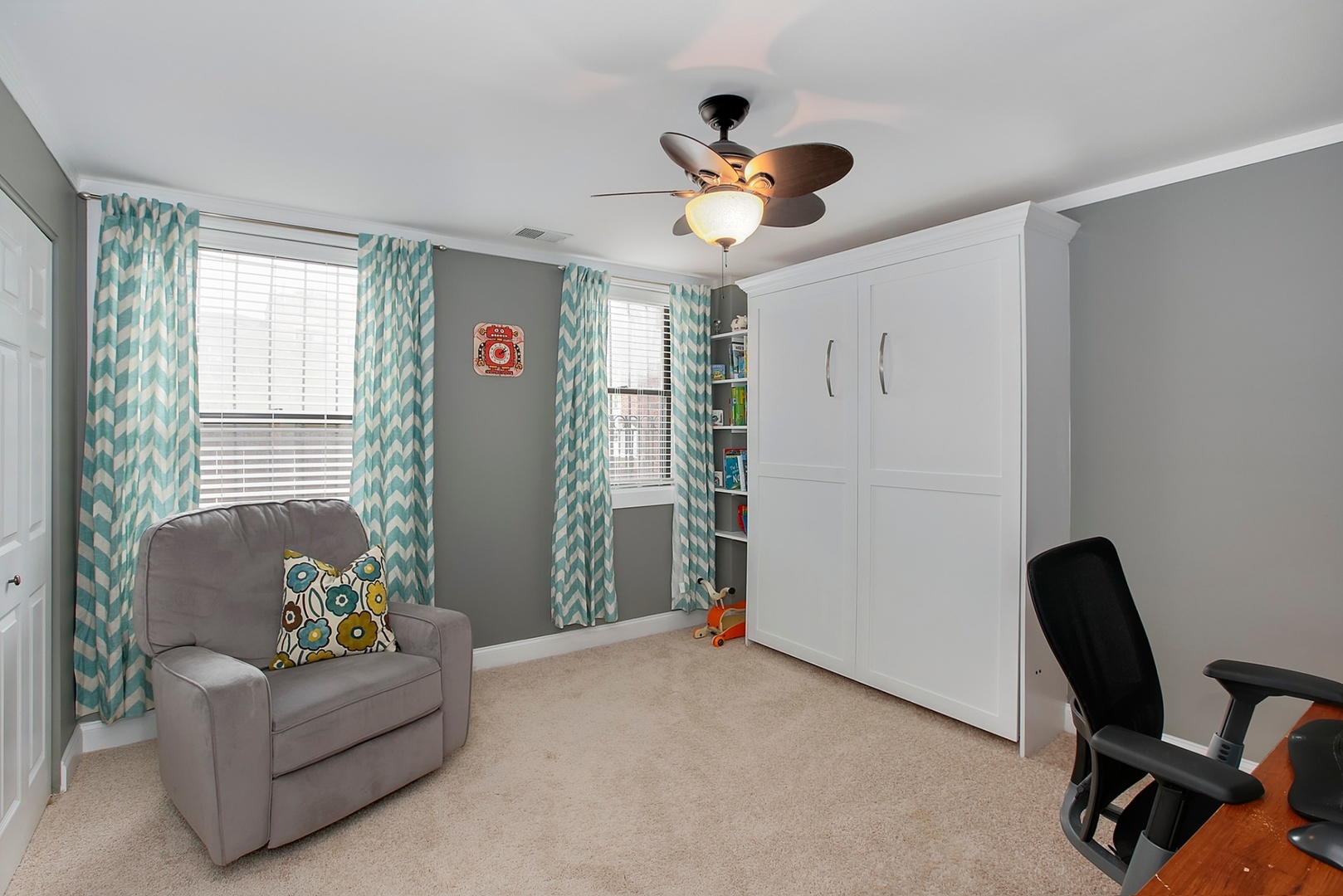 4144 North Sheridan Road, Unit 208 Chicago, IL 60613 - Photo 15 of 24 a living room with furniture and a window