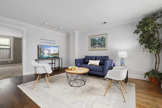 4144 North Sheridan Road, Unit 208 Chicago, IL 60613 - Photo 5 of 24 a living room with furniture and a flat screen tv