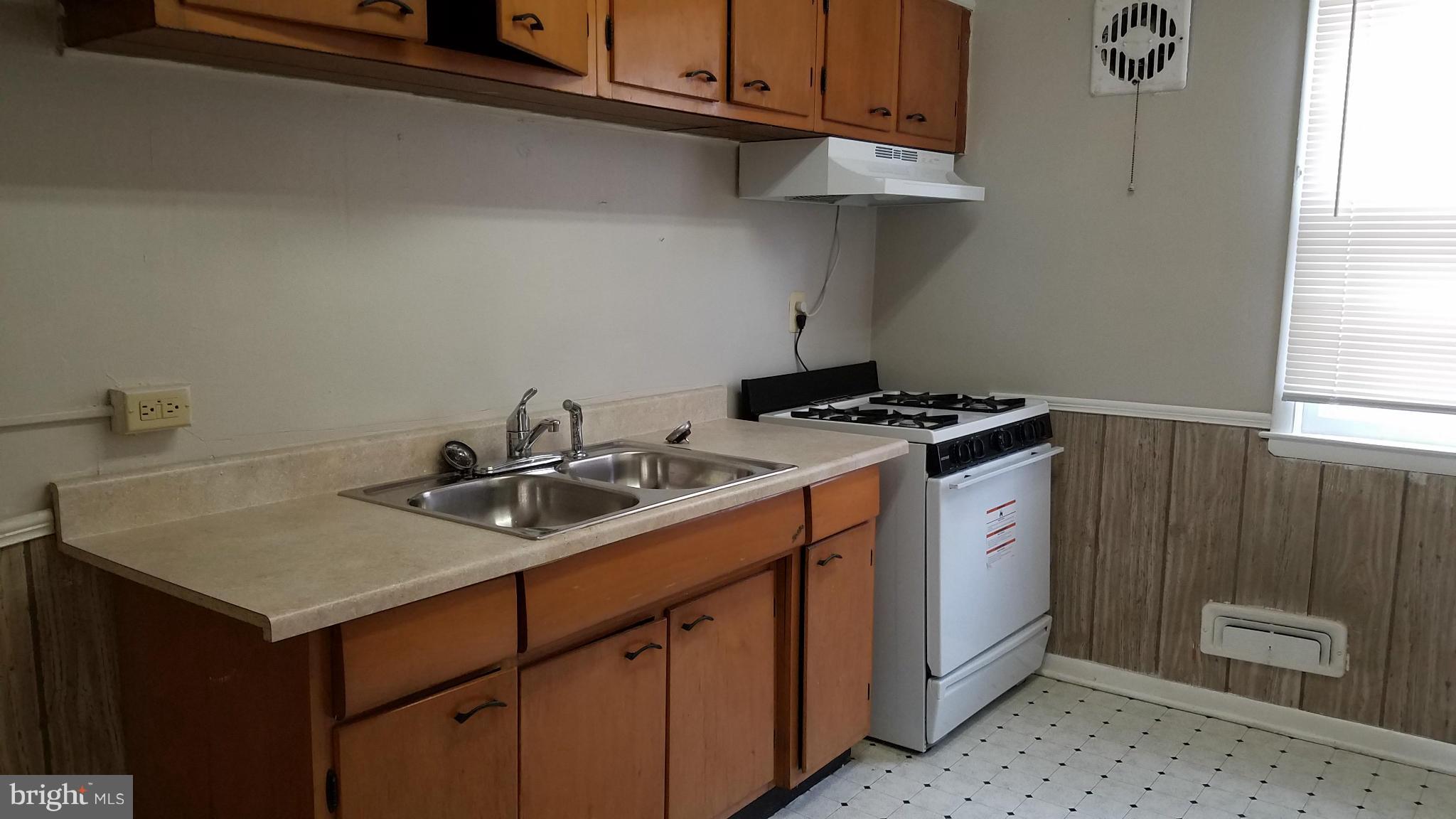 3802 Cedarhurst Road Baltimore, MD 21206 - Photo 10 of 13 2ND FLOOR KITCHEN