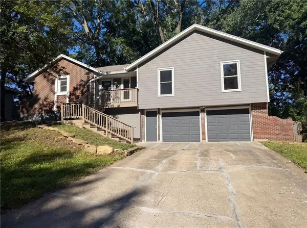$293,000 | 205 Northeast 1st St Terrace, Blue Springs, MO 64014